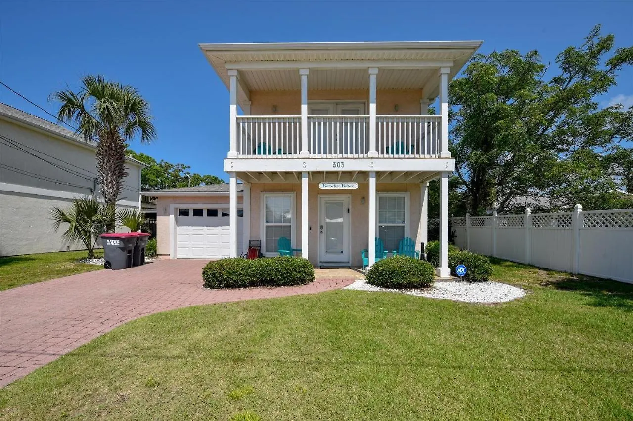 Charming 2 Bedroom Beach Cottage, Free Daily Activities Included, Sleeps 8, Quiet! Home Panama City Beach Holiday home